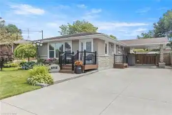 Welcome to 6112 Mayfair Dr!