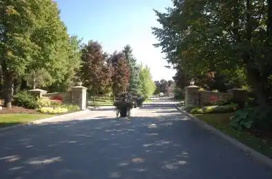 470 Falconwood Hollow Unit# 16 Aurora Ontario L4G 7M1