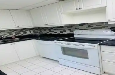 3700 Kaneff Crescent Unit# 1003 Mississauga Ontario L5A 4B8